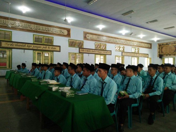Peserta Studi Banding mengikuti perkumpulan di Aula Gontor Pusat